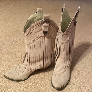 Women’s size 8 fringed cowboy boots-off white suede